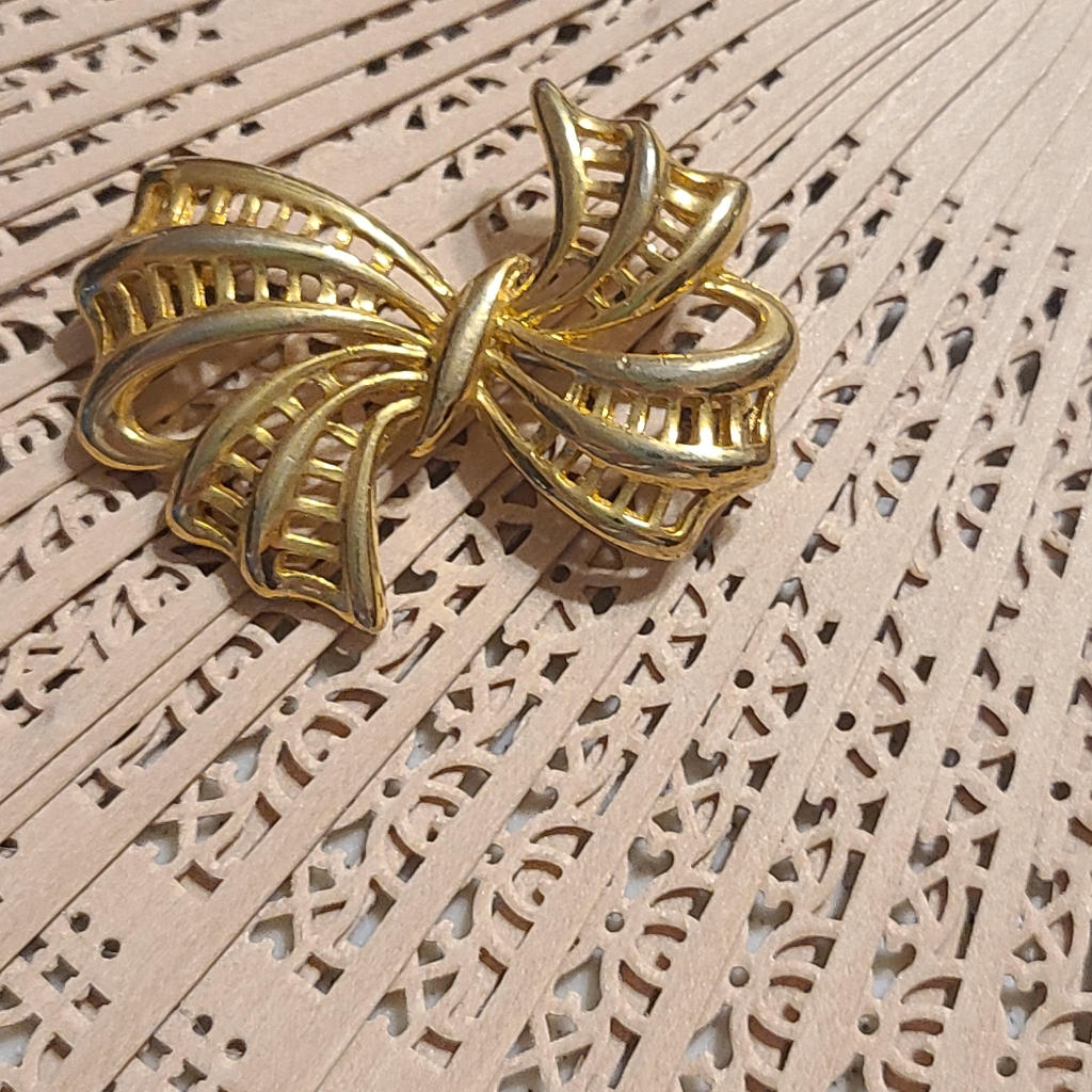 Unique Vintage Gold Ribbon Brooch 29$